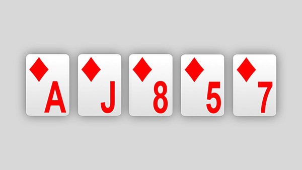En flush er nummer fire på ranglisten over pokerhænder. Den består af fem kort i samme kulør. Selv om den ikke er den stærkeste, så er det en rigtig god hånd.