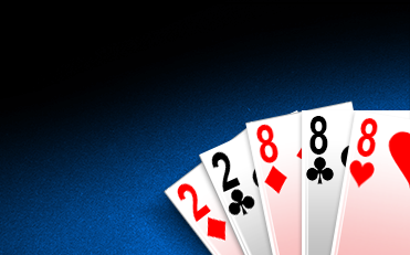 Eksempel: Fuldt Hus – Her i eksemplet vinder spilleren til venstre. Selv om begge spillere sidder med Full House, så er tre Esser højere end tre 8’ere.